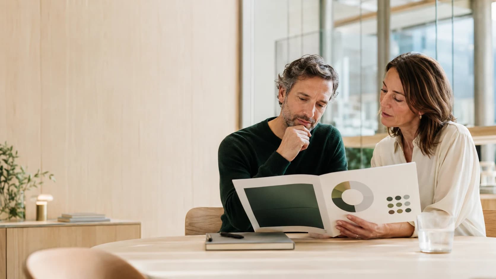 En professionel gennemgår en individuel rapport sammen med en facilitator