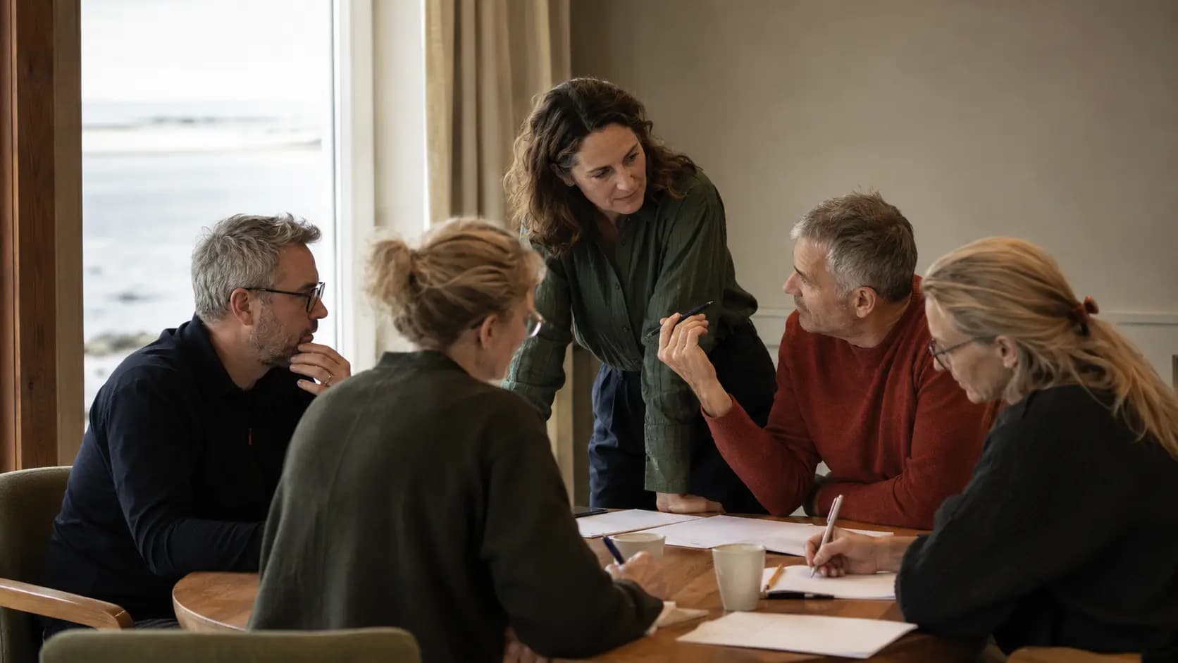 En mindre gruppe arbejder koncentreret på et accelereret certificeringskursus