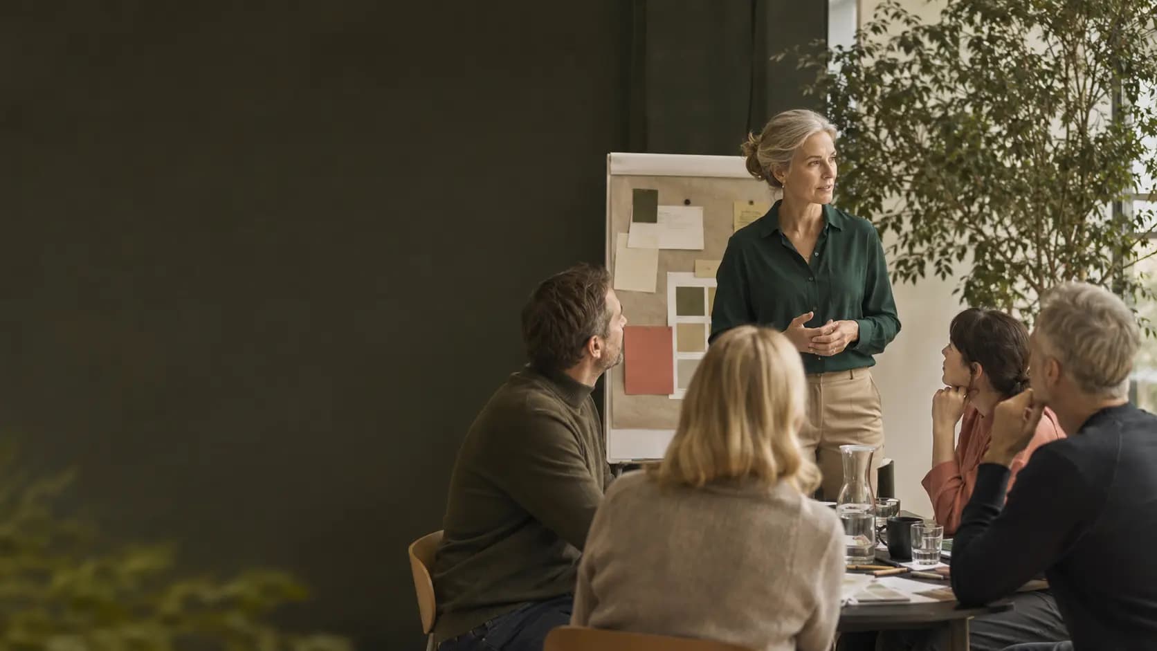 En dansk facilitator arbejder med en gruppe
