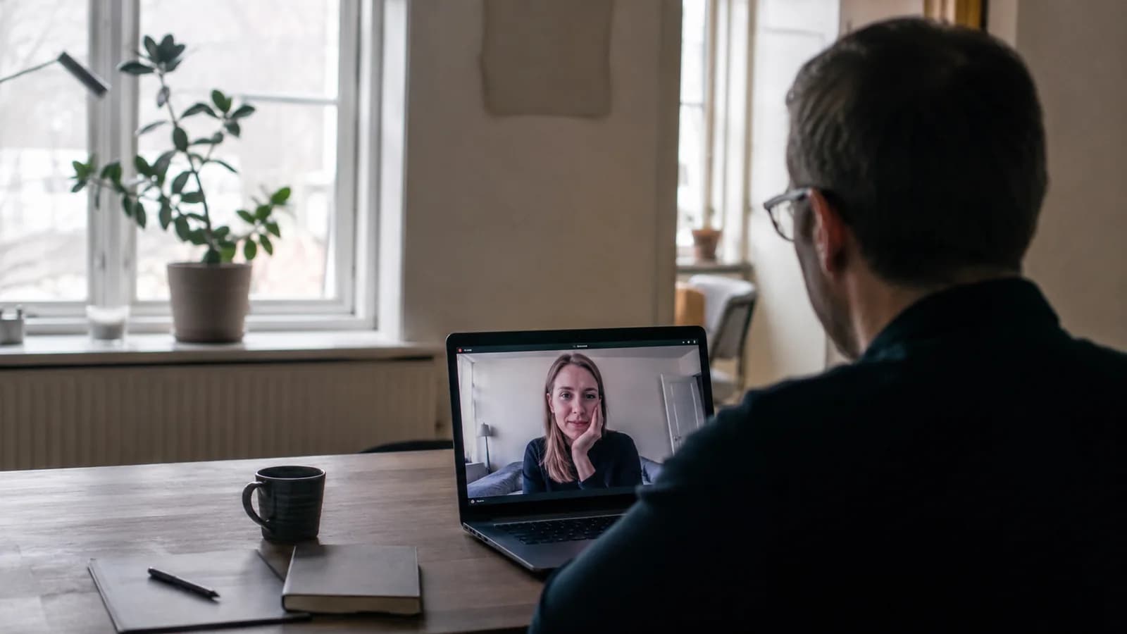 En naturlig arbejdssituation om feedback på afstand