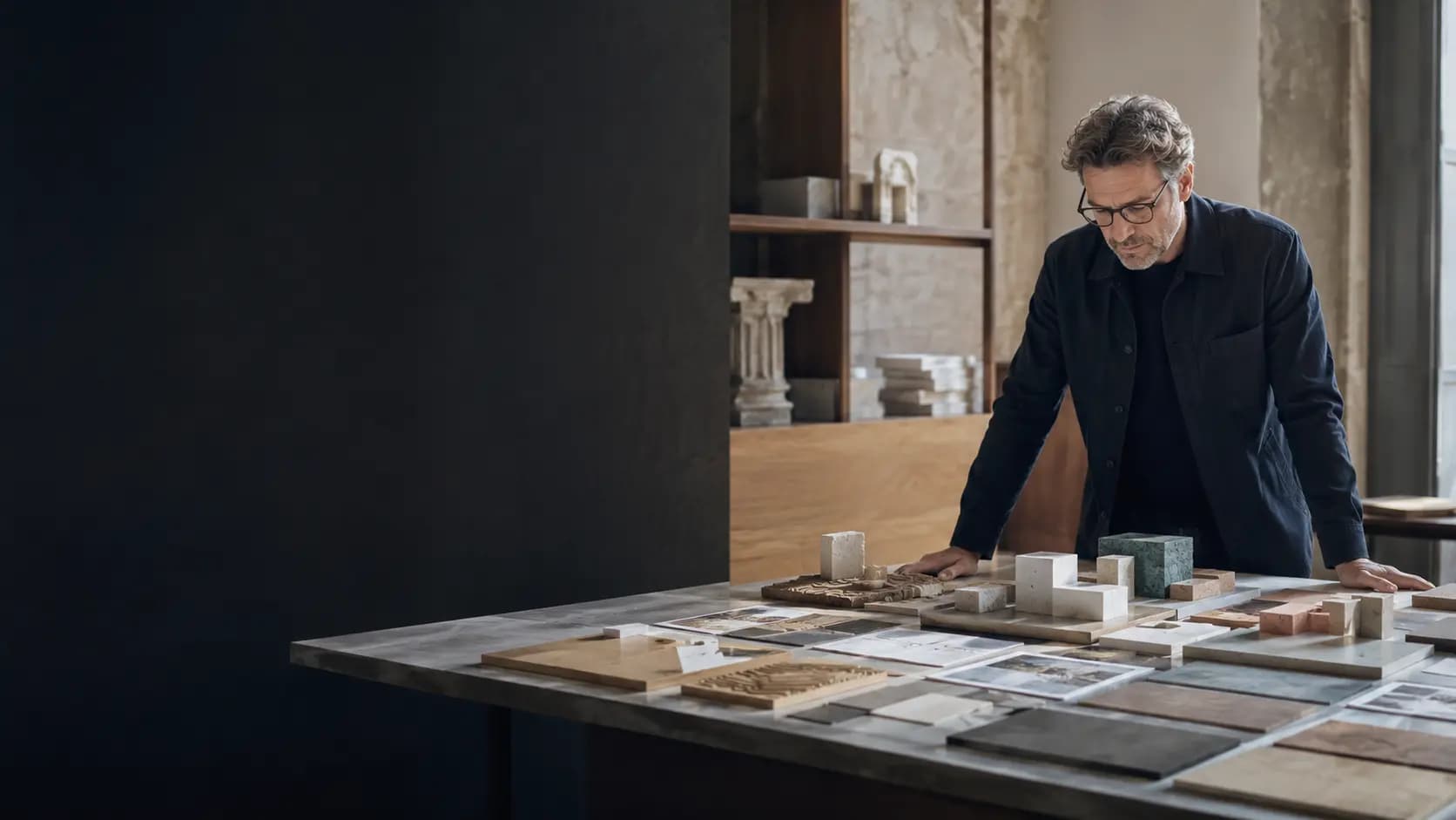 En professionel vurderer modeller og mulige scenarier nøgternt