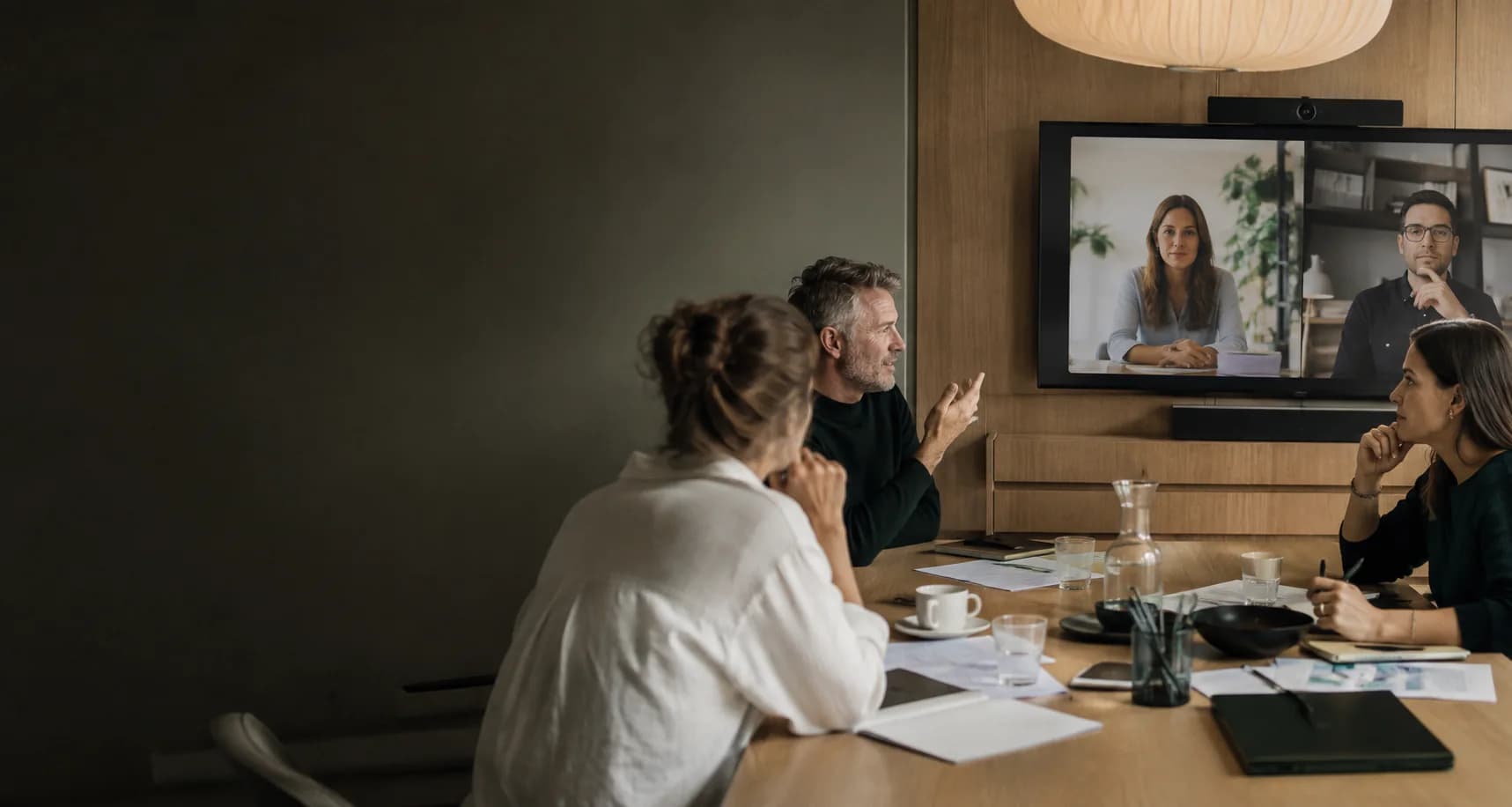 Et hybridt team samarbejder med både fysiske og digitale deltagere