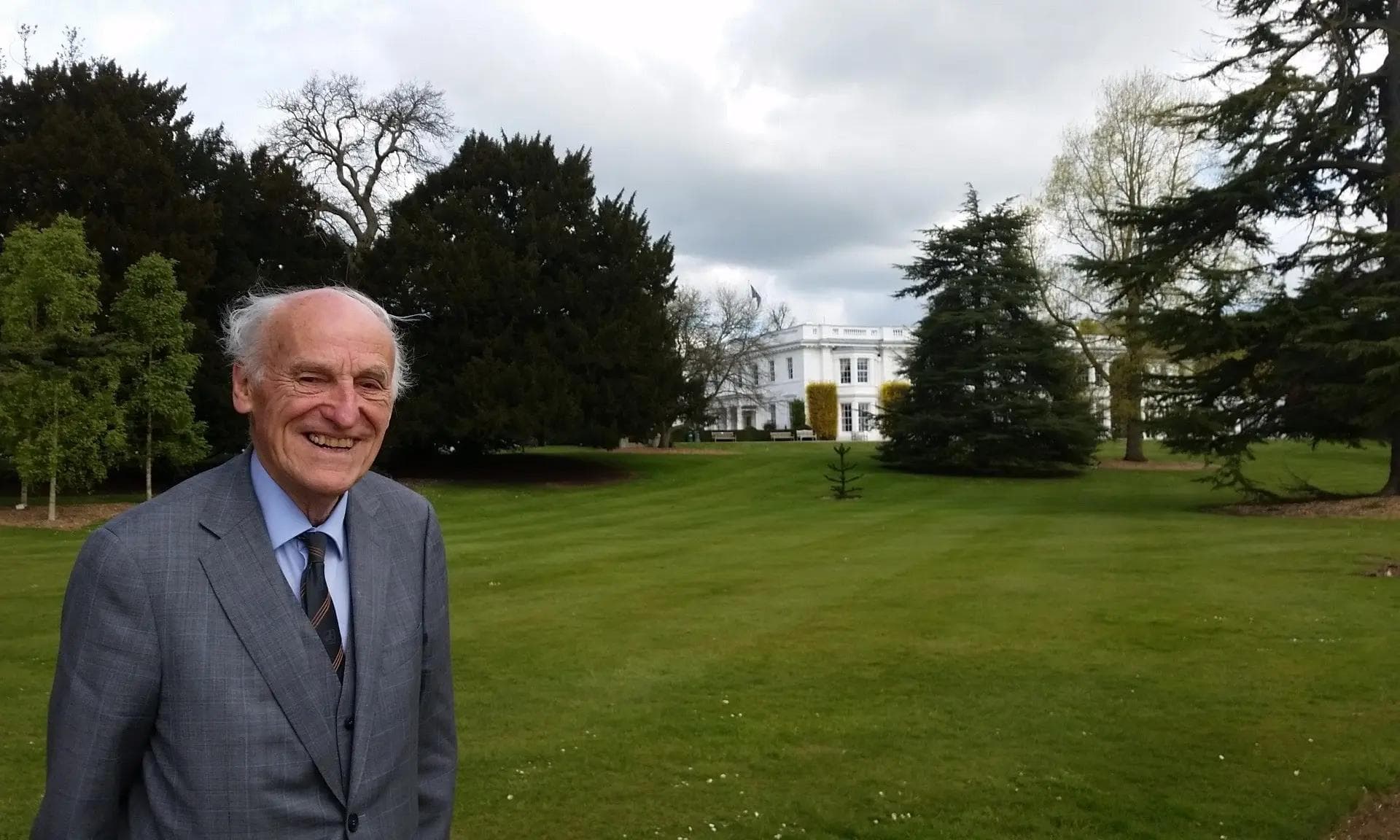 Dr. Meredith Belbin foran Henley Business School