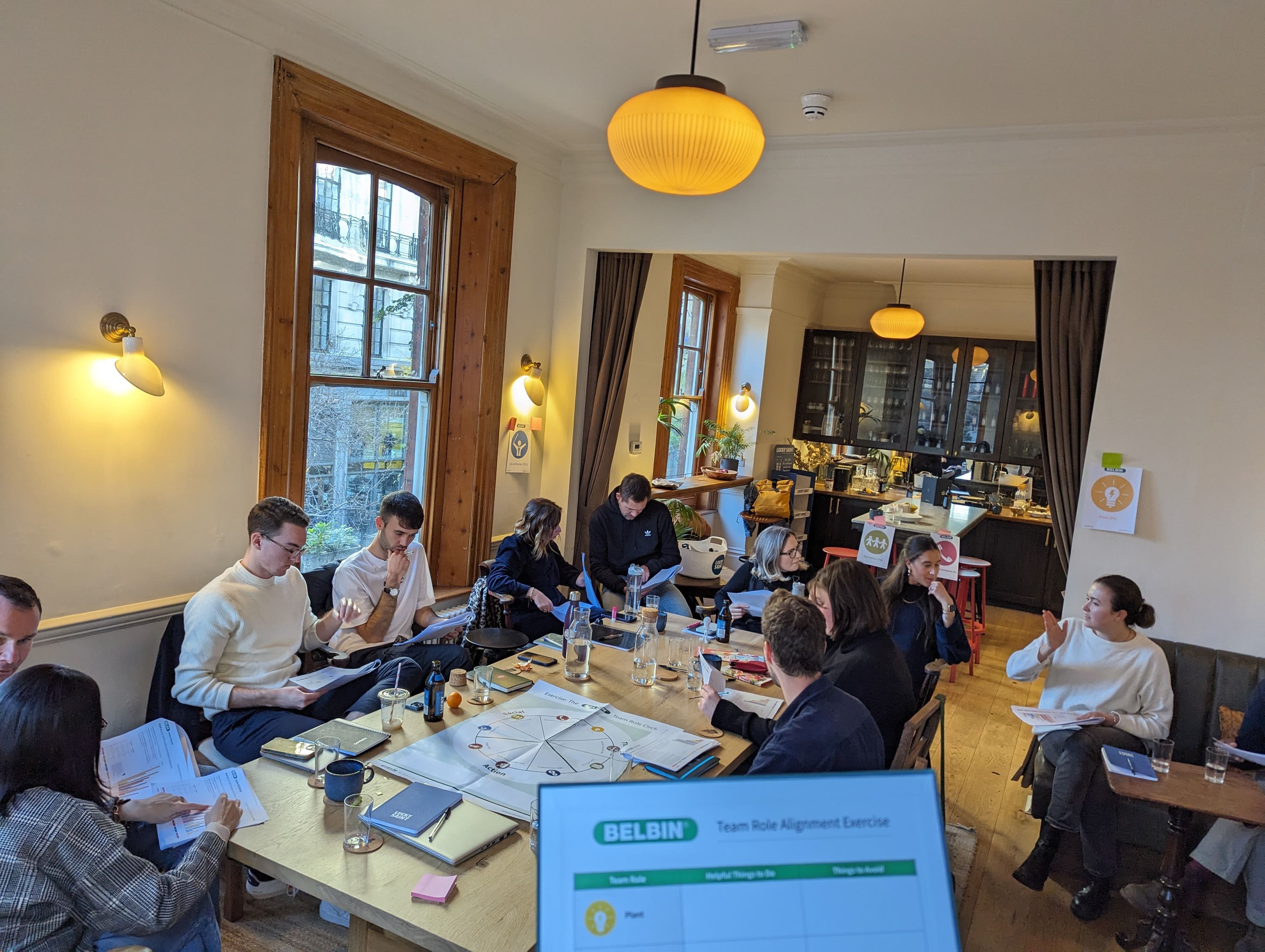 Oppo-medarbejdere under en Belbin-teamøvelse